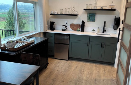 Gaston Apartment | Barn Loft Studio with Large Deck and Kitchenette Close to Hagg Lake and Wineries