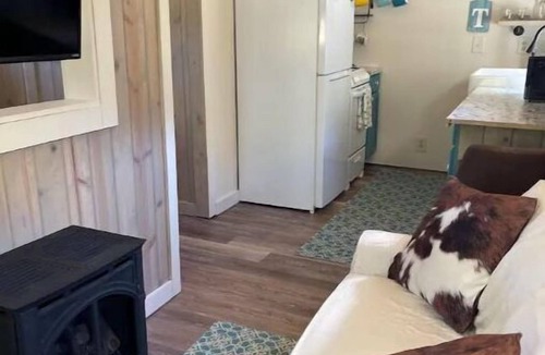 Tiger House | Barn Owl Villa North, Cozy , dog friendly, fenced yard