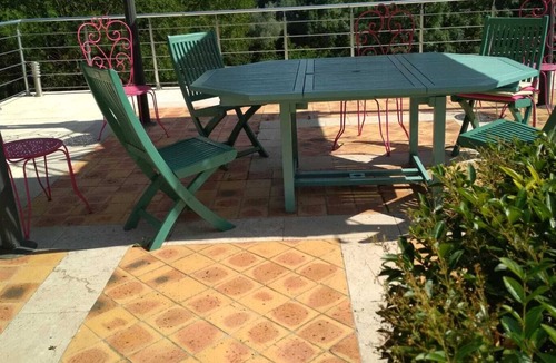 Montcabrier House | Barn standing between greenery and sunflowers completely independent.