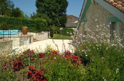 Montcabrier House | Barn standing between greenery and sunflowers completely independent.