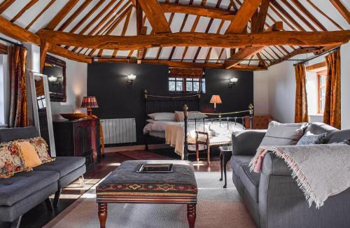 Wooburn Moor House | Barn Suite