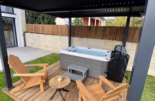 Saint-Andre-de-Cubzac House | Barn with spa / love room