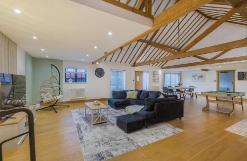 Uckfield House | Barn with Hot Tub, Pool Table & Pizza Oven