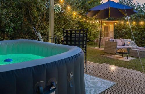 Uckfield House | Barn with Hot Tub, Pool Table & Pizza Oven