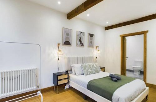 Uckfield House | Barn with Hot Tub, Pool Table & Pizza Oven