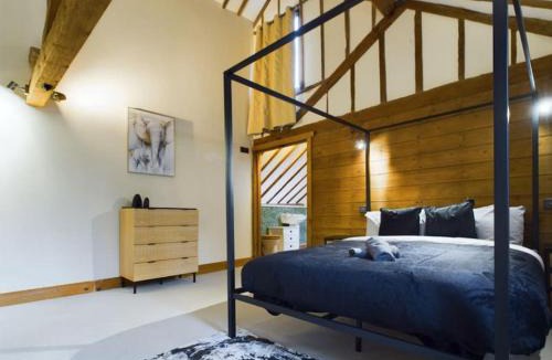 Uckfield House | Barn with Hot Tub, Pool Table & Pizza Oven