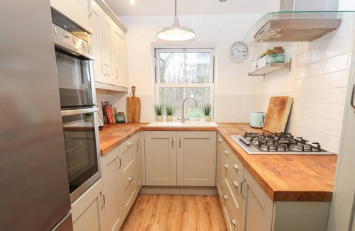 Padfield Cottage | BARNEY'S HIDEAWAY, pet friendly, with open fire in Glossop