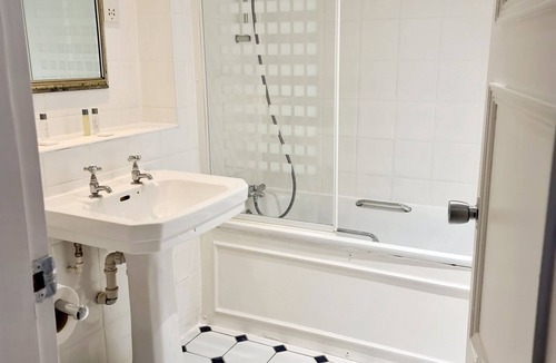 Walsall Hotel | Barons Court Hotel