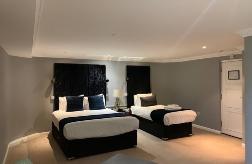 Walsall Hotel | Barons Court Hotel