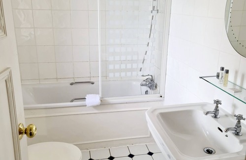 Walsall Hotel | Barons Court Hotel