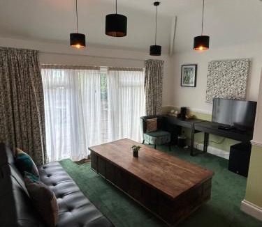 Wolverhampton Hotel | Barons Court Hotel