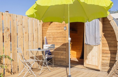 Saint-Andre Ski Chalet | Barrel Violet Apartment with Mountain View, Wi-Fi, and Air Conditioning