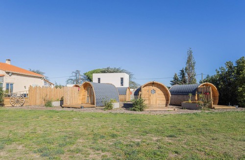 Saint-Andre Ski Chalet | Barrel Violet Apartment with Mountain View, Wi-Fi, and Air Conditioning