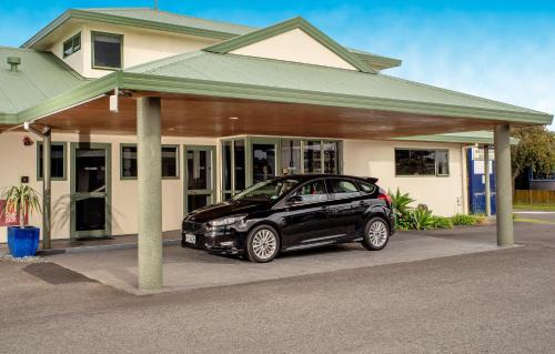 Whakatane Hotel | Barringtons Motor Lodge