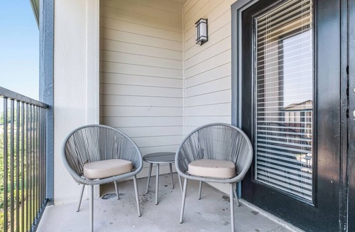 Katy Apartment | Barsala l Bright 2BD Apt: Grill Stations, fast Wi-Fi