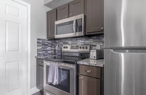 Riverpark West Apartment | Barsala l tChic 2BD Apt: Pool, Outdoor Kitchen