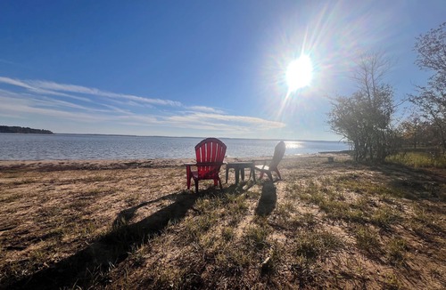 Etoile Cabin | Bartlett Bluebonnet steps From Lake Sam Rayburn
