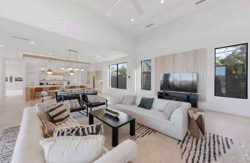 Barton Hills House | Barton Springs Luxe Heated Pool Spa Sleeps 16