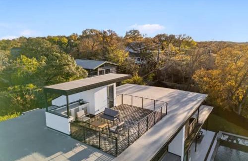 Barton Hills House | Barton Springs Luxe Heated Pool Spa Sleeps 16