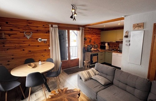 Saint-Etienne-de-Tinee Ski Chalet | bas de Chalet Avec Jardinet Devant