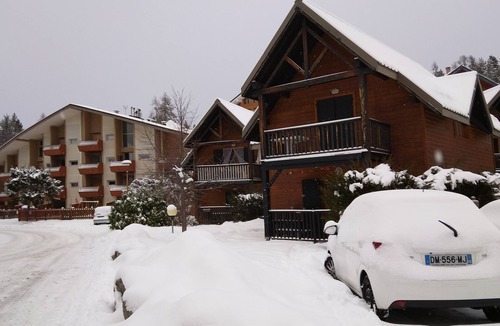 Saint-Etienne-de-Tinee Ski Chalet | bas de Chalet Avec Jardinet Devant