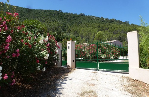 Sollies-Toucas Apartment | Bas de Villa sur Grand Jardin Privatif Gazonné, Entrée Indépendante
