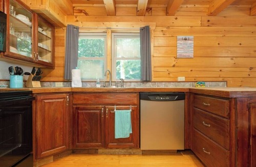 Sweetbriar Farms Cabin | Base Camp|2 Bed Cabin|Slps 6, 12 min-Rumbling Bald