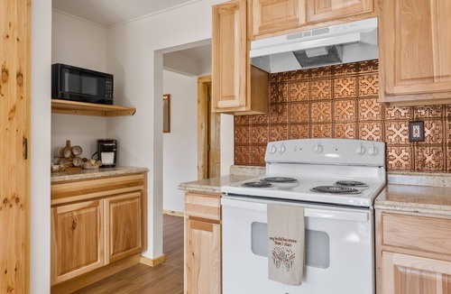 Hyattville Cabin | Base Camp Cabin on Main