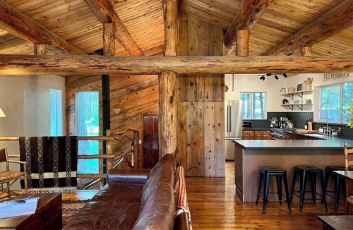 Dorrington Cabin | Base Camp Walk to Lake Spa Firepit Theatre