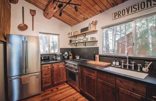 Dorrington Cabin | Base Camp Walk to Lake Spa Firepit Theatre