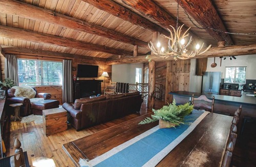 Dorrington Cabin | Base Camp Walk to Lake Spa Firepit Theatre