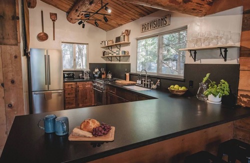 Dorrington Cabin | Base Camp Walk to Lake Spa Firepit Theatre