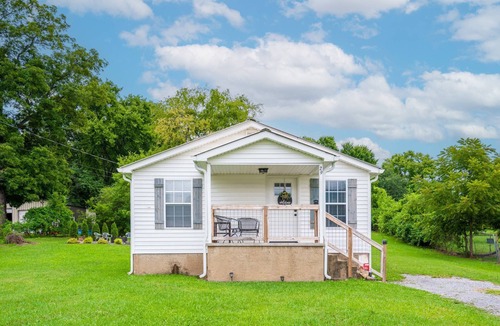 Lookout Valley Neighborhood Association House | Base of Lookout Mountain - 1 mile to The Venue - 10 minutes to Downtown hiking