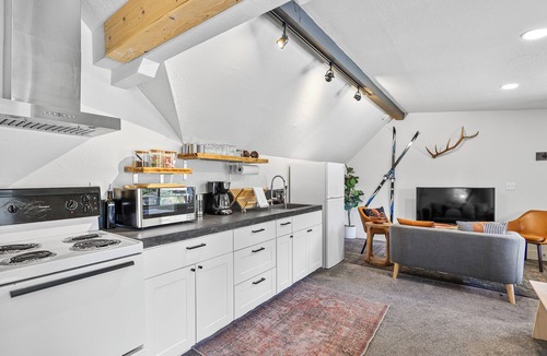 Mount Shasta Cabin | Basecamp Lodge - Cabin 5