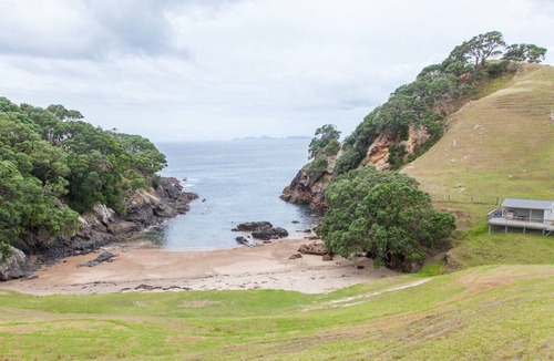 Taiharuru Cabin | Basic holiday cabin with its own private sandy bay