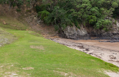 Taiharuru Cabin | Basic holiday cabin with its own private sandy bay