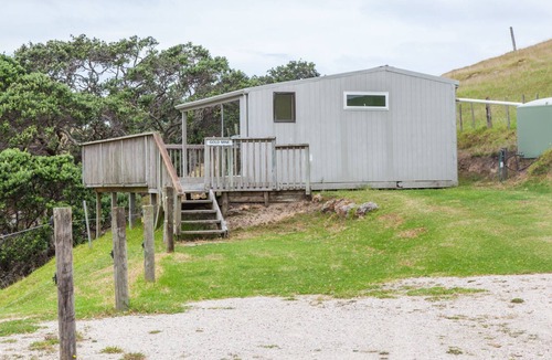 Taiharuru Cabin | Basic holiday cabin with its own private sandy bay