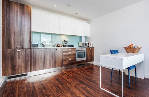 Basildon Apartment | Basildon, 2-Beds, Sleeps 5 near Train Station