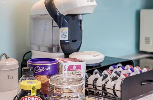 Basildon Apartment | Basildon, 2-Beds, Sleeps 5 near Train Station