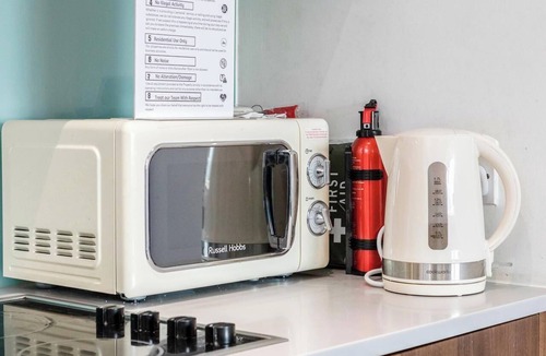 Basildon Apartment | Basildon, 2-Beds, Sleeps 5 near Train Station