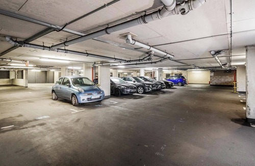 Basildon Apartment | Basildon, 2-Beds, Sleeps 5 near Train Station