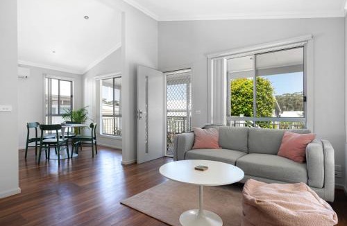 St. Georges Basin Villa | Basin Breeze Retreat Private House with Shared Pool