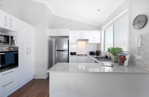 St. Georges Basin Villa | Basin Breeze Retreat Private House with Shared Pool