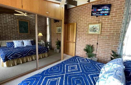 St. Georges Basin House | BasinWaterStays Waterfront Jetty - Brm2 Private Bedroom - Shared Bathroom - Shared Facilities - see Profile & Photos