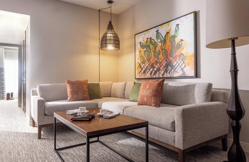 Downtown San Antonio Hotel | Bask in Modern Style Comfort! 3 Relaxing Units w/City View, Dogs Allowed, Pool