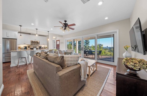 Mission Hills Apartment | Bask in San Diego Glory: Bay Views, Blissful Breezes, & Sunsets Bathed in Warmth