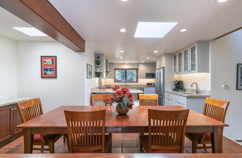 Truckee House | Basque Lodge- Ski Shuttle to Lifts- Pet Friendly- Gym and Pool Access