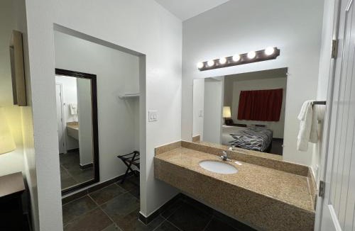 Three Rivers Hotel | Bass Inn - Choke Canyon National Park
