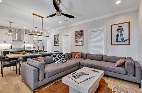 Berry Hill House | Bass - Mins to Broadway & 12 S- Gr8 Walking locat!