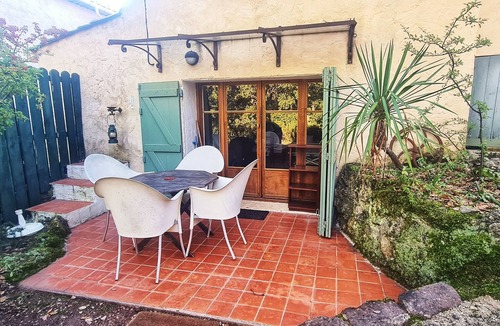 Salernes Cottage | Bastidon, gîte in a peaceful setting between olive trees and swimming pool